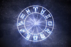 Biżuteria z kamieni naturalnych dla znaku zodiaku - dlaczego nie warto
